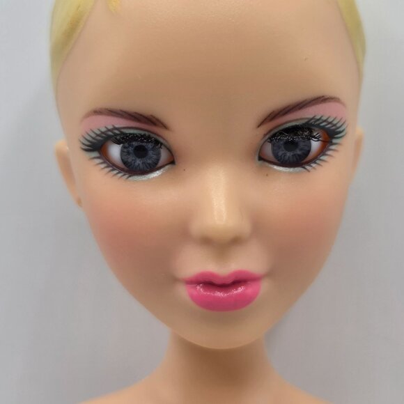 Liv Doll Spin Master 2011 With 2 Interchangeable Wigs & Brush 12 Inches Posable - Picture 2 of 11